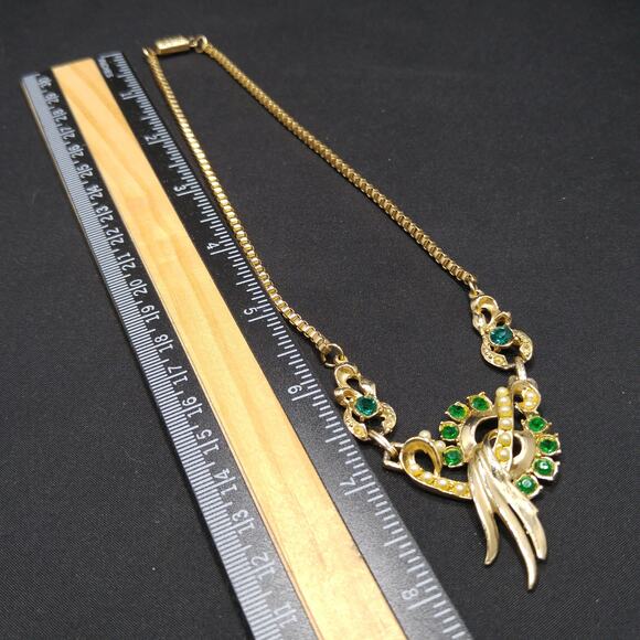 Vintage 1940s Green Rhinestone Pendant Necklace, Gold Plated Box Chain - Picture 9 of 10